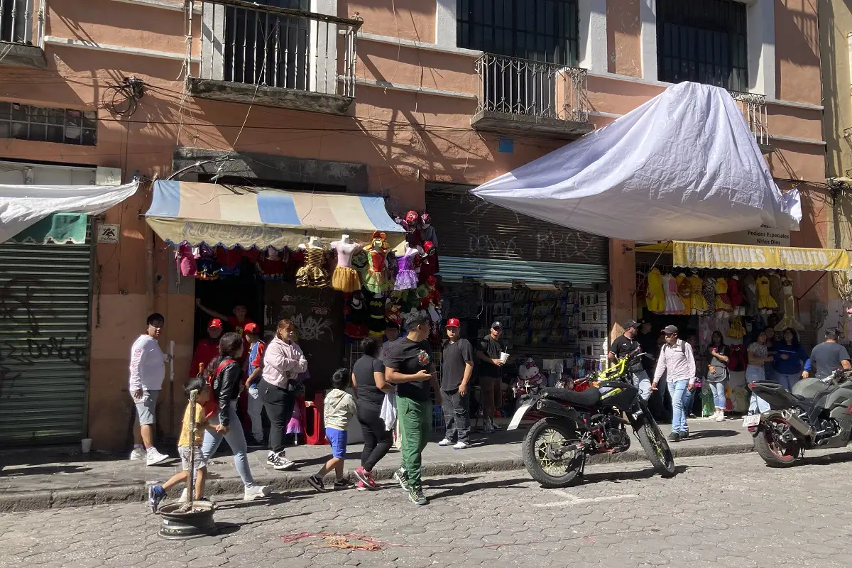 Enfrentamiento entre ambulantes y personal del Ayuntamiento genera caos en el Centro Histórico de Puebla 1 Enfrentamiento entre ambulantes y personal del Ayuntamiento genera caos en el Centro Histórico de Puebla
