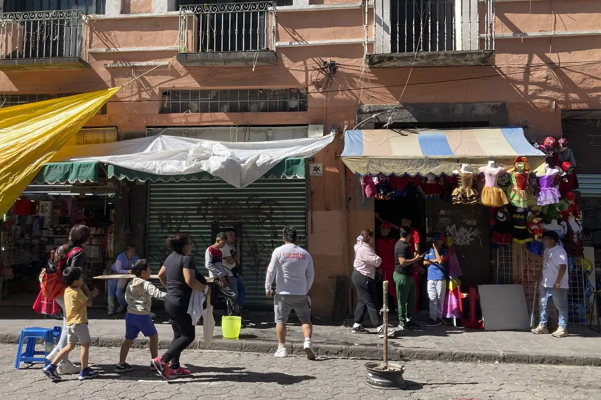 Enfrentamiento entre ambulantes y personal del Ayuntamiento genera caos en el Centro Histórico de Puebla