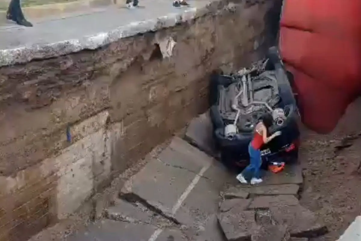 Enorme socavón en Guadalajara