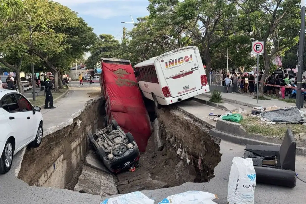 FOTOS|VIDEOS: Así se ve el enorme socavón que se tragó dos vehículos en Guadalajara 1 Enorme socavón en Guadalajara