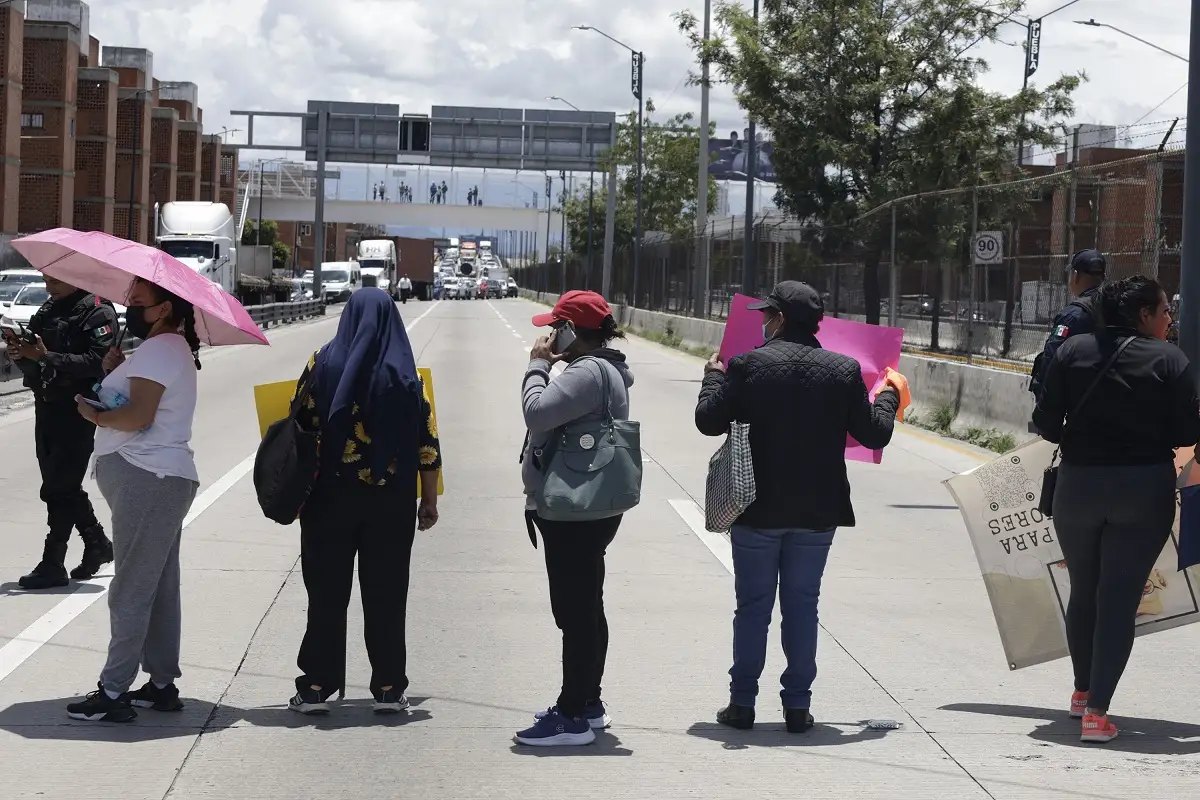 Familiares de pacientes bloquean el Periférico Ecológico por suspensión de hemodiálisis en hospital de Puebla 3 Familiares de pacientes bloquean Periférico Ecológico por suspensión de hemodiálisis en hospital de Puebla