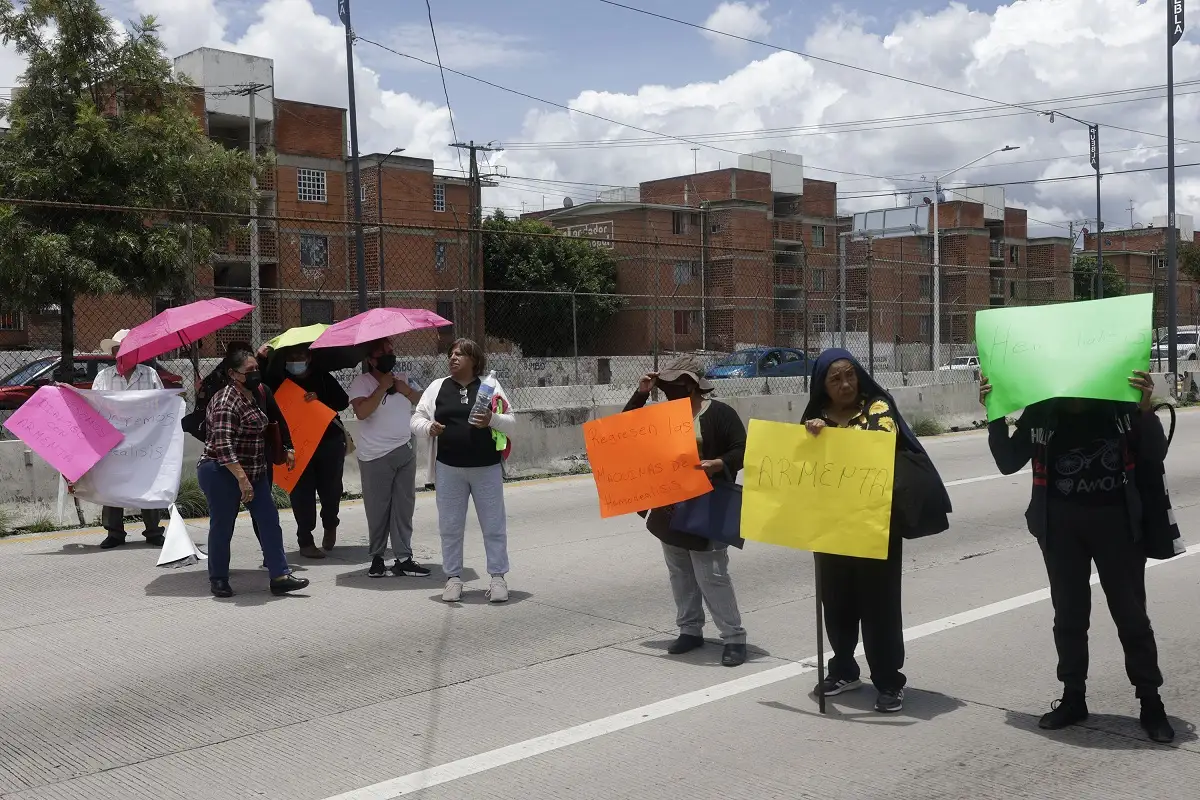 Familiares de pacientes bloquean el Periférico Ecológico por suspensión de hemodiálisis en hospital de Puebla 2 Familiares de pacientes bloquean Periférico Ecológico por suspensión de hemodiálisis en hospital de Puebla