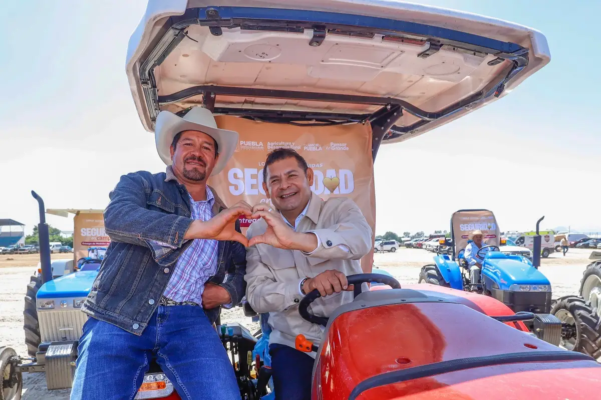 Gobierno de Puebla cumple un sueño 27 módulos de maquinaria, drones y tractores