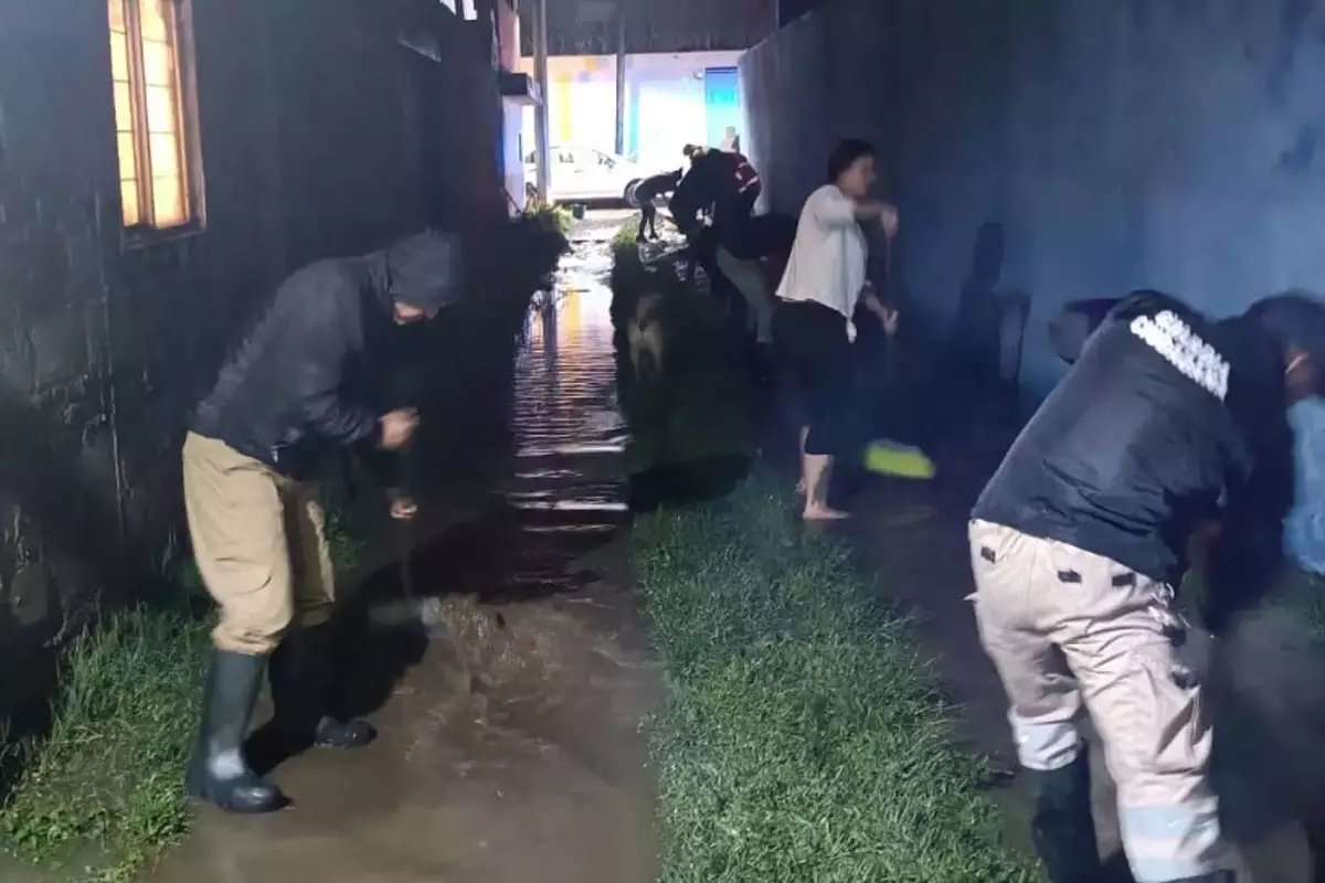 Gobierno de Tonantzin Fernandez atiende de inmediato afectaciones por desborde de arroyo en Santa Barbara Almoloya 7