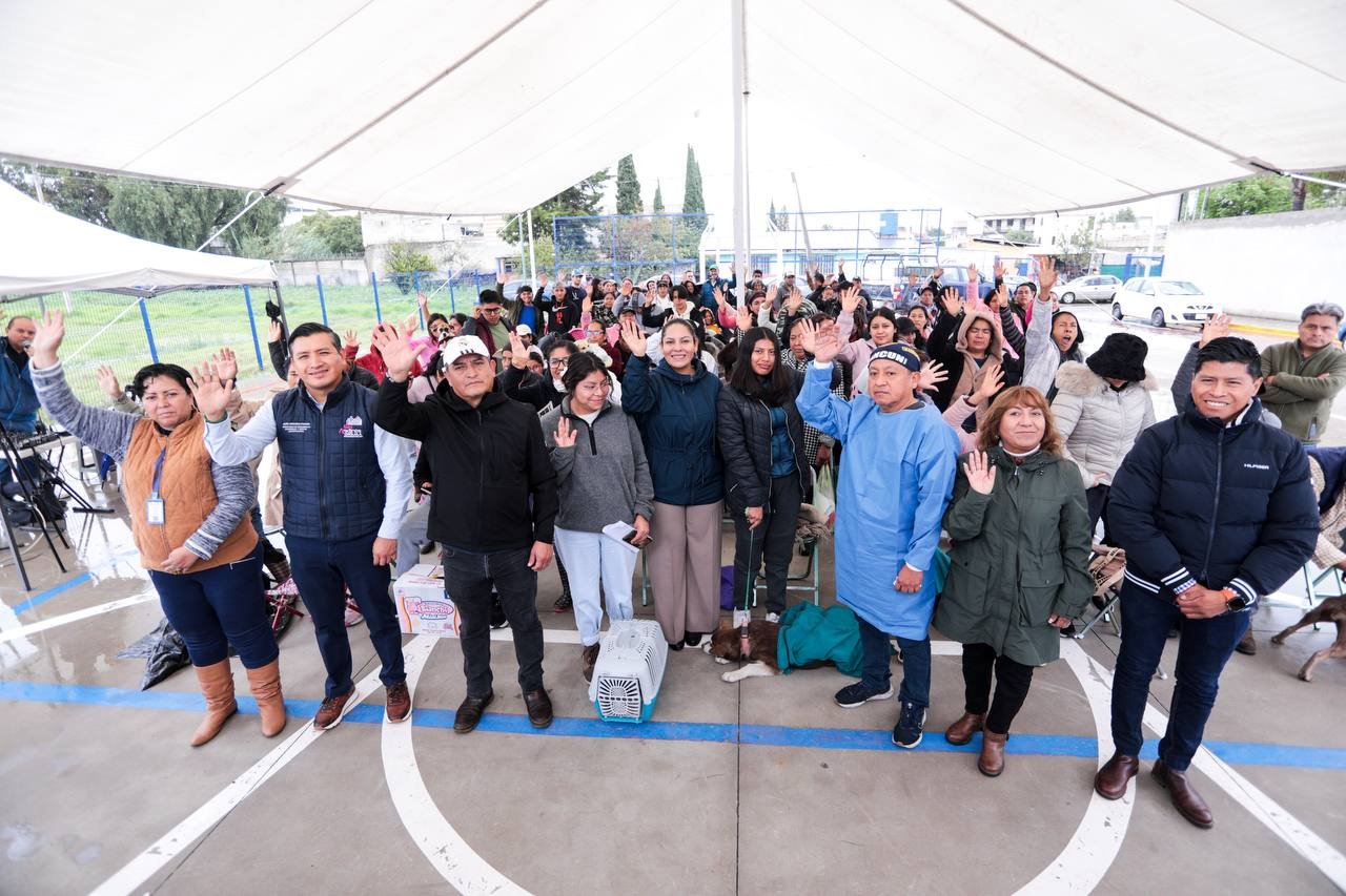 En su mensaje, la edil sanandreseña destacó que actualmente existe una gran cantidad de caninos en situación de calle, viviendo en condiciones precarias, expuestos a la intemperie, enfermedades y a la reproducción descontrolada, lo que prolonga un ciclo sin protección. Por ello, exhortó a la ciudadanía a ejercer una tenencia responsable, cuidando a los animales de compañía en el hogar y evitando que deambulen por las calles; ya que también contaminan con heces fecales, afectando el entorno y la salud pública. Asimismo, Lupita Cuautle invitó a las personas a aprovechar las jornadas de esterilización que se realizan todos los lunes, como una forma de contribuir al bienestar animal y a la sana convivencia entre habitantes y seres sintientes. Por su parte el titular de la Secretaría de Desarrollo Económico y Sector Agropecuario, Jesús Gregorio Paisano informó que en esta jornada participaron personal médico veterinario de la Jurisdicción Sanitaria Nº5 del Gobierno del Estado, así como personal médico veterinario y estudiantes de la Facultad de Ciencias Agrícolas Universidad Estatal de Oregón. En total, se realizaron 200 procedimientos programados para esta primera jornada masiva, sumándose a las acciones que semanalmente alcanzan un promedio de 60 intervenciones. Esta jornada también incluyó asesorías especializadas y el acercamiento de servicios como vacunación y esterilización a las comunidades, representando un acto de amor y responsabilidad.