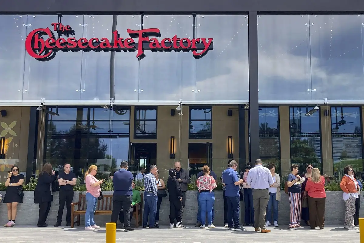 Hacen fila para acceder al primer Cheesecake Factory en Puebla