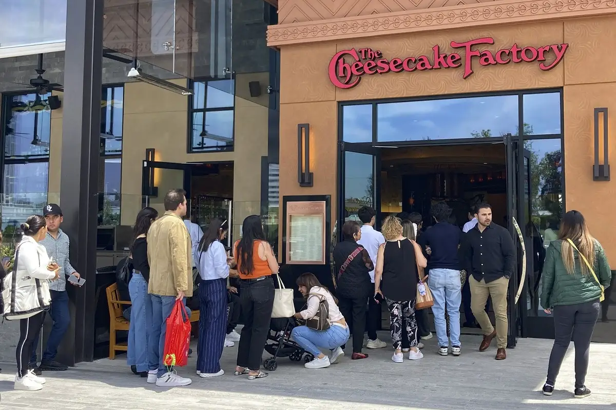 Hacen fila para acceder al primer Cheesecake Factory en Puebla