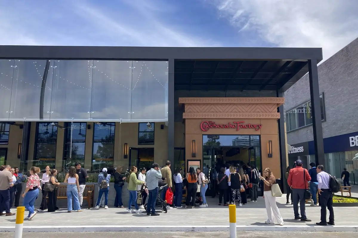 VIDEO: Hacen fila para acceder al primer Cheesecake Factory en Puebla 1 Hacen fila para acceder al primer Cheesecake Factory en Puebla