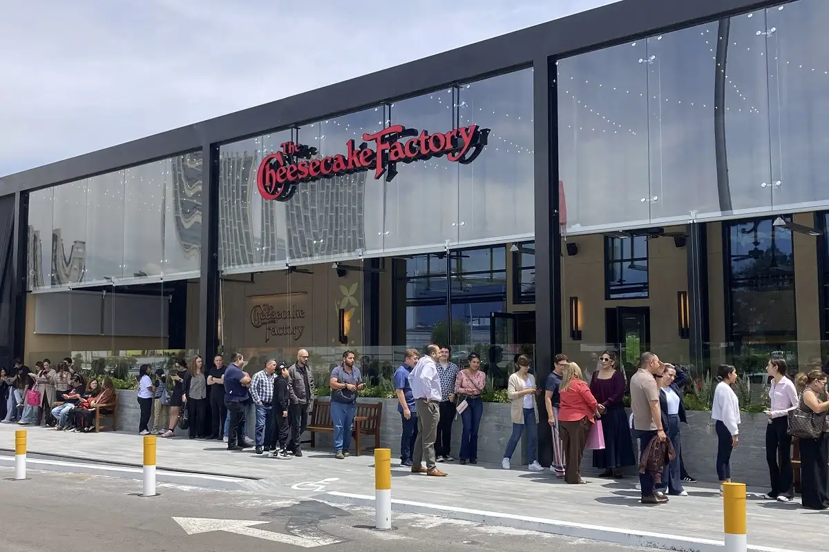 Hacen fila para acceder al primer Cheesecake Factory en Puebla