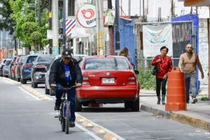 Invasión a ciclovía del bulevar Municipio Libre: comerciantes y automovilistas se adueñan del espacio