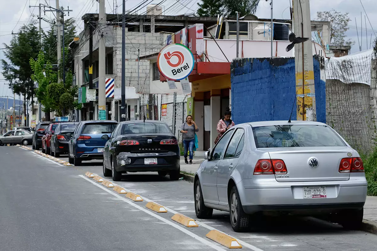 Invasión a ciclovía del bulevar Municipio Libre: comerciantes y automovilistas se adueñan del espacio
