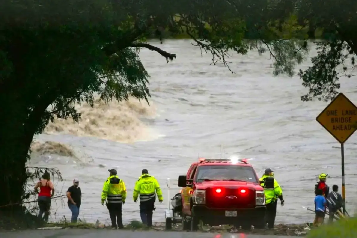 Mexicanas salvan a 20 niñas estadounidenses atrapadas en campamento durante inundaciones en Texas 1 Mexicanas salvan a 20 niñas estadounidenses atrapadas en campamento durante inundación de Texas