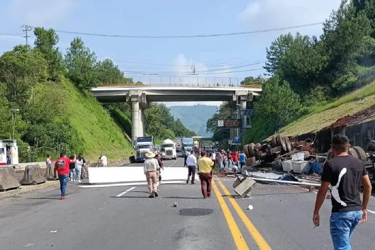 Muere menor de 12 años que viajaba con su padre en fatal accidente en la México–Tuxpan