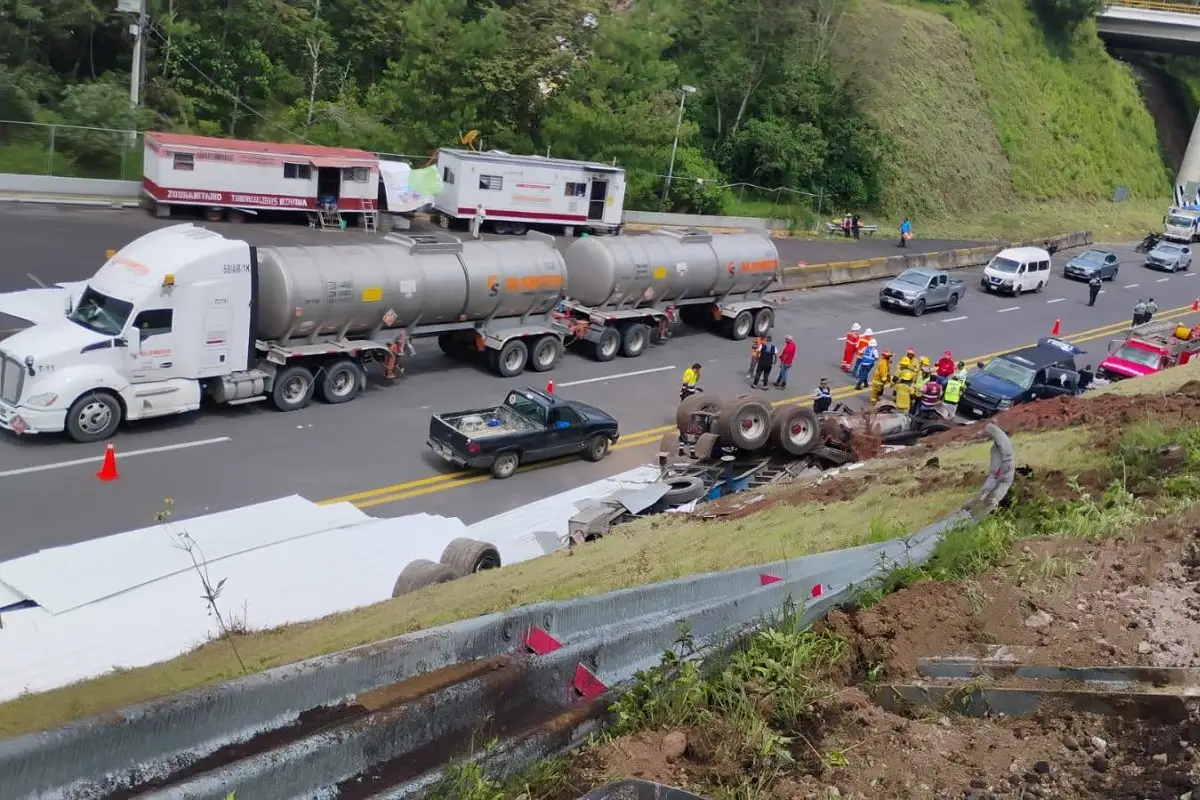 Muere menor de 12 años tras volcar el tráiler en el que viajaba con su padre y su hermano en la México–Tuxpan 1 Muere menor de 12 años que viajaba con su padre en fatal accidente en la México–Tuxpan