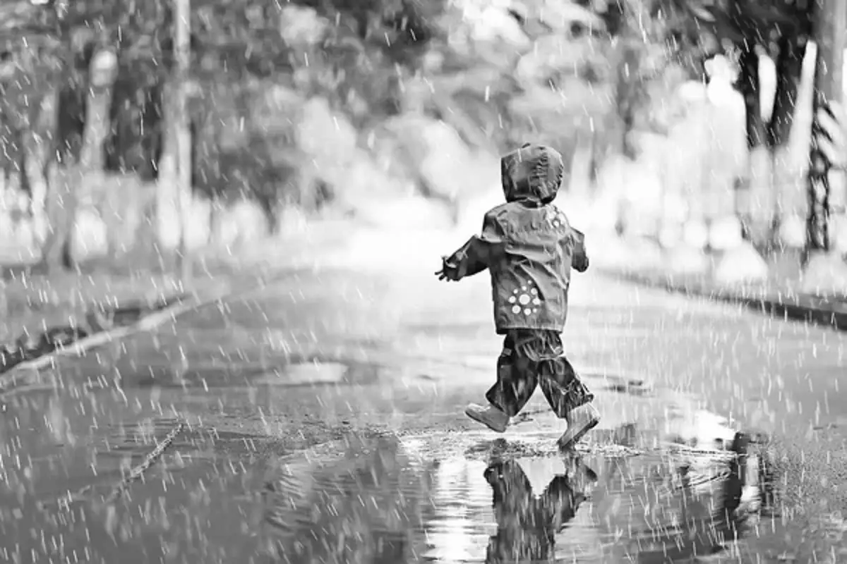Niñas suplican bajo la lluvia que las dejen entrar a su casa en Veracruz