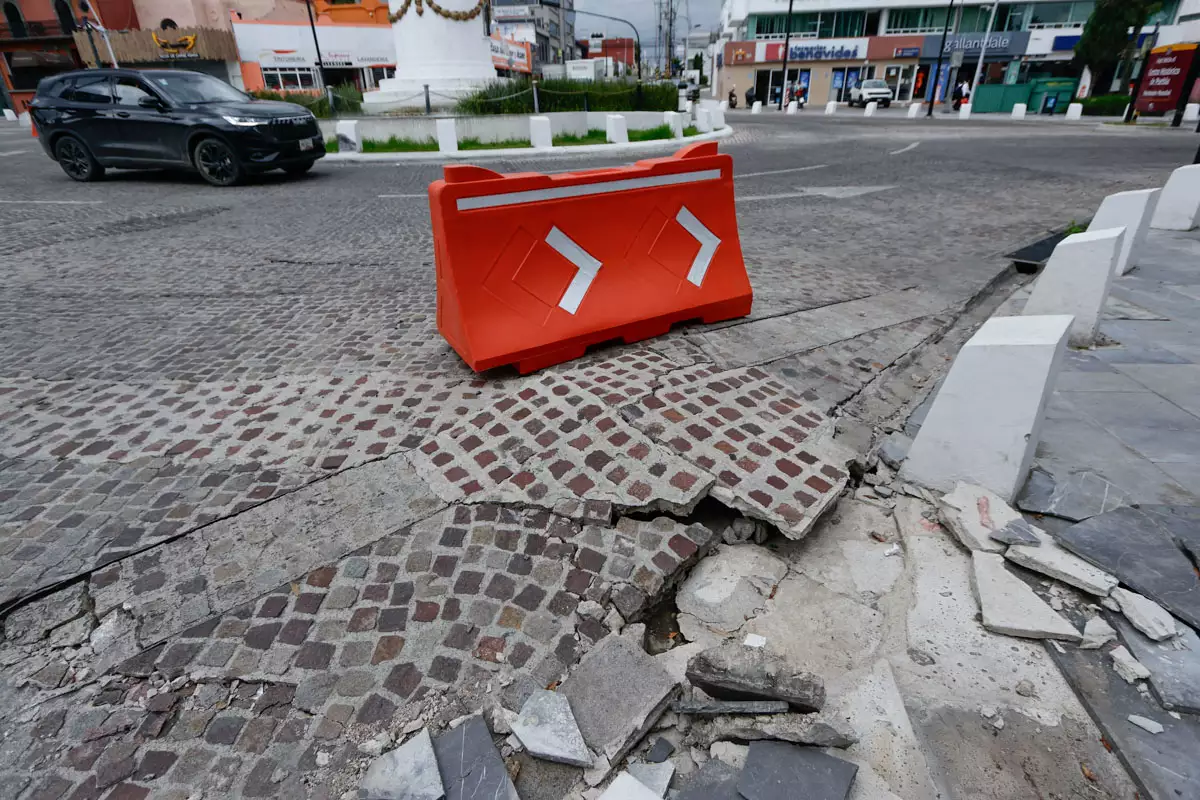 Pavimento levantado Avenida Juarez 2