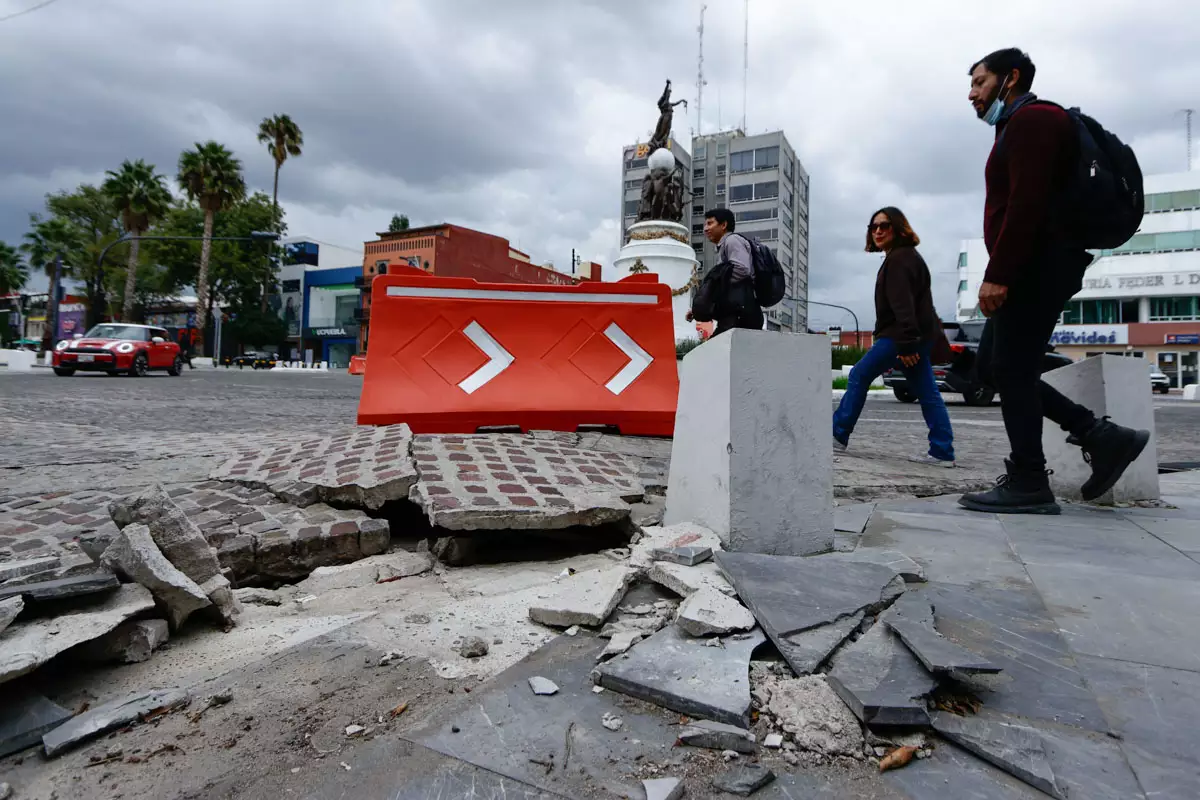 Pavimento levantado Avenida Juarez 5