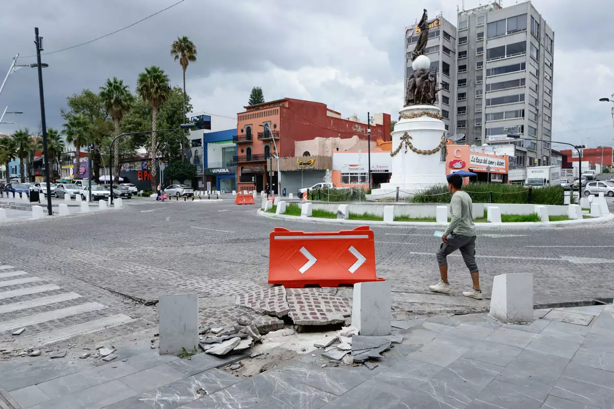 Pavimento levantado Avenida Juarez
