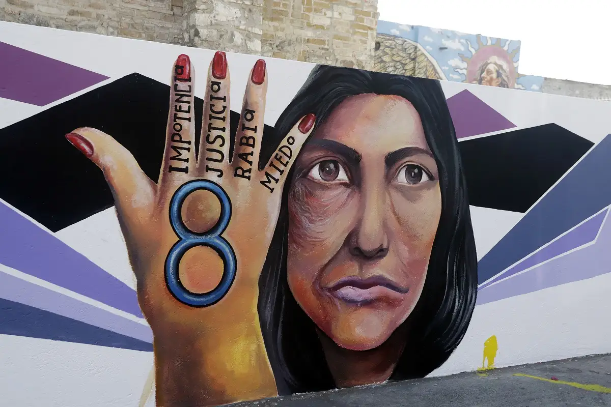 Por mantenimiento remueven mural en honor a víctimas de violencia ácida; se volverá a pintar 1 Por mantenimiento remueven mural en honor a víctimas de violencia ácida