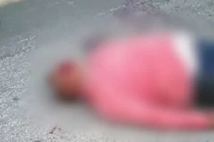 Taxistas golpean a supuesto asaltante y lo dejan tirado en la calle
