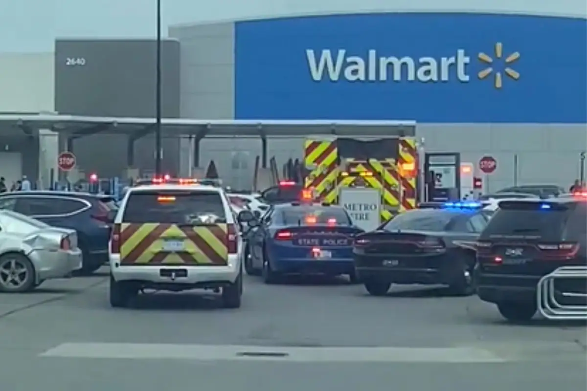VIDEOS: Apuñalamiento masivo en Michigan deja 11 heridos en Walmart 2 VIDEOS Apuñalamiento masivo en Michigan deja 11 heridos en Walmart