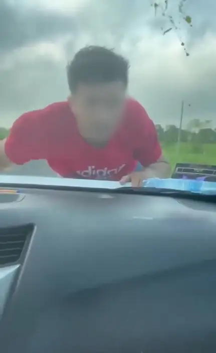 En la Tinaja-Cosoleacaque, se llevan a joven en cofre de auto