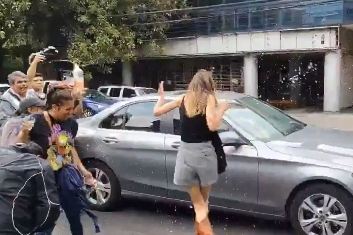 Tras audiencia de Ximena Pichel, la avientan basura y agua