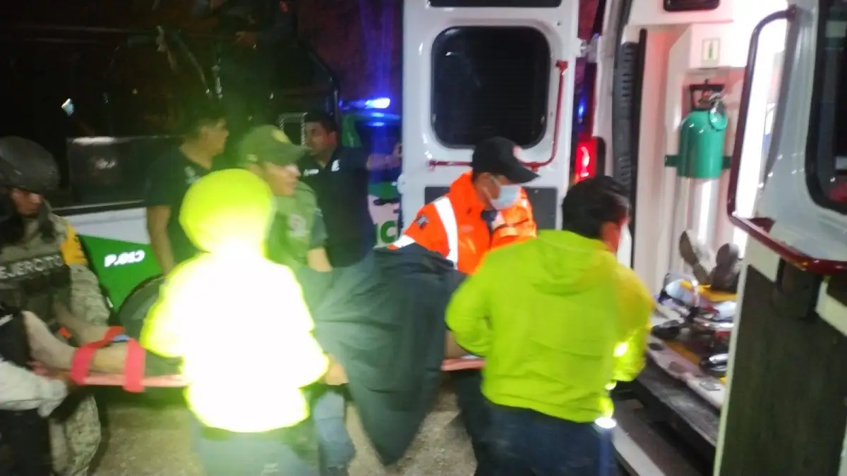 (FOTOS) Autobús de Línea Oro cae a río en la Tulcingo–Tlapa y mueren siete personas 2 río en la Tulcingo-Tlapa