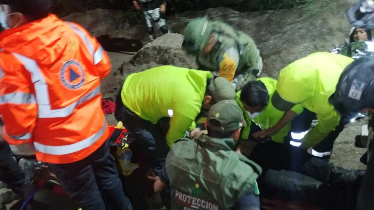 (FOTOS) Autobús de Línea Oro cae a río en la Tulcingo–Tlapa y mueren siete personas 3 río en la Tulcingo-Tlapa