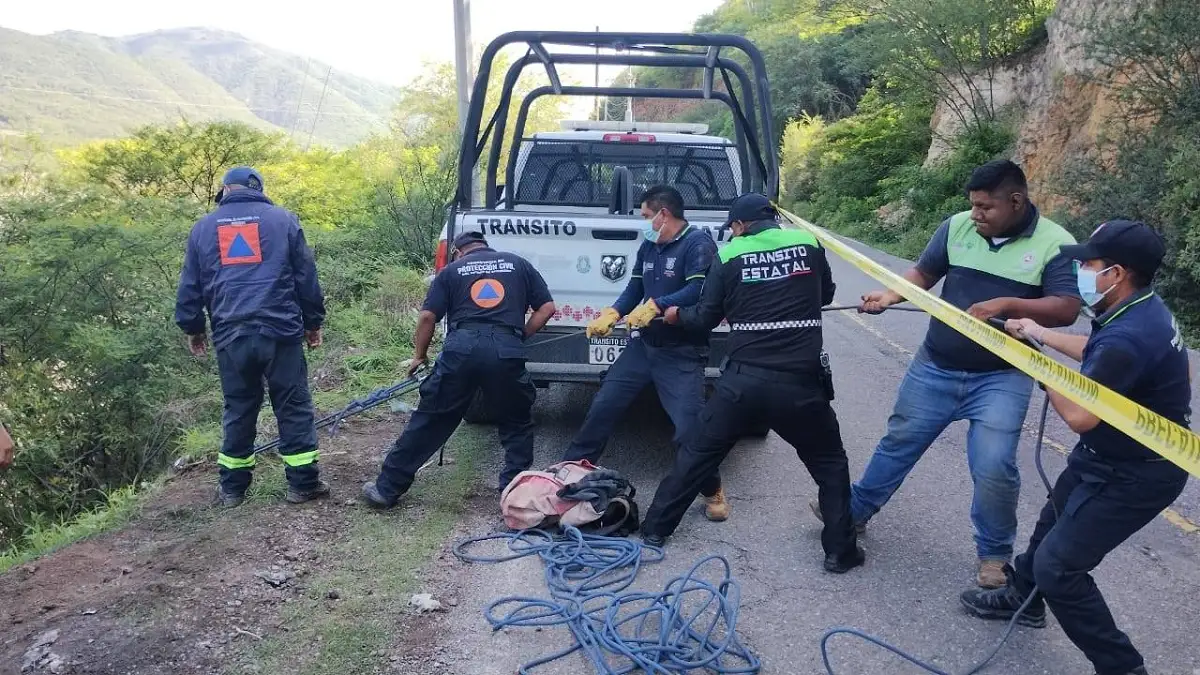(FOTOS) Autobús de Línea Oro cae a río en la Tulcingo–Tlapa y mueren siete personas 4 río en la Tulcingo-Tlapa