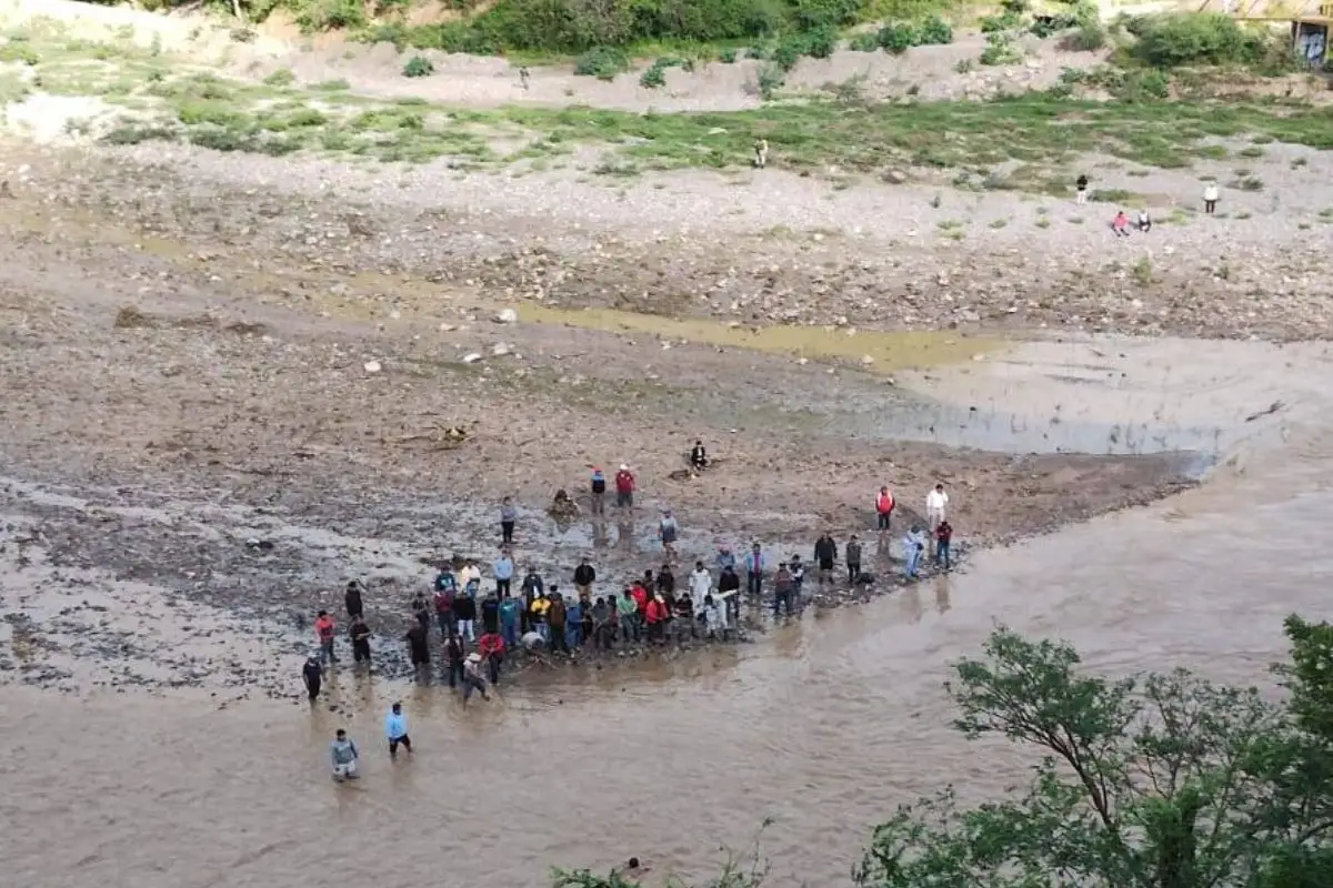 (FOTOS) Autobús de Línea Oro cae a río en la Tulcingo–Tlapa y mueren siete personas 1 río en la Tulcingo-Tlapa
