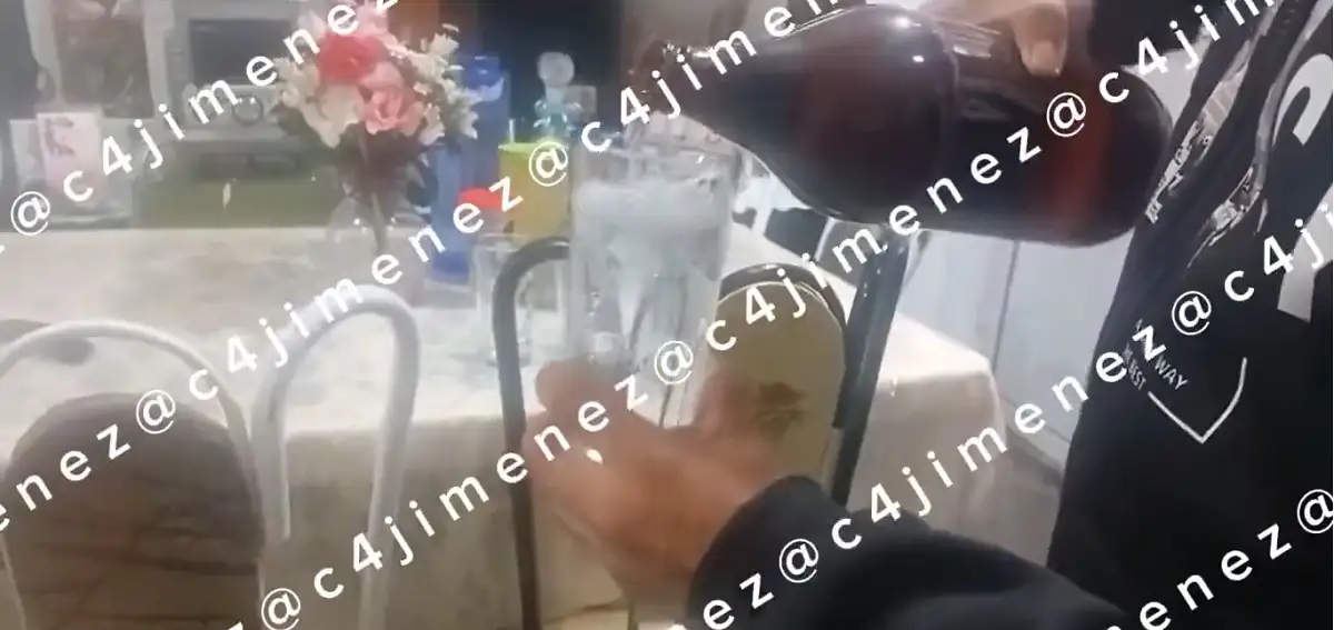 Compra cerveza y le dan caguamas con agua con jabón