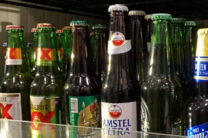 (VIDEO) Compra cerveza y le dan caguamas con agua con jabón