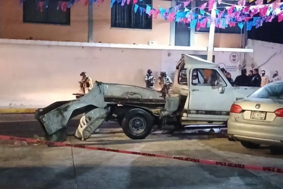 Camioneta cargada con pirotecnia explota en fiesta patronal de Tlaxcala y deja un joven muerto 1 camioneta con pirotecnia explotó