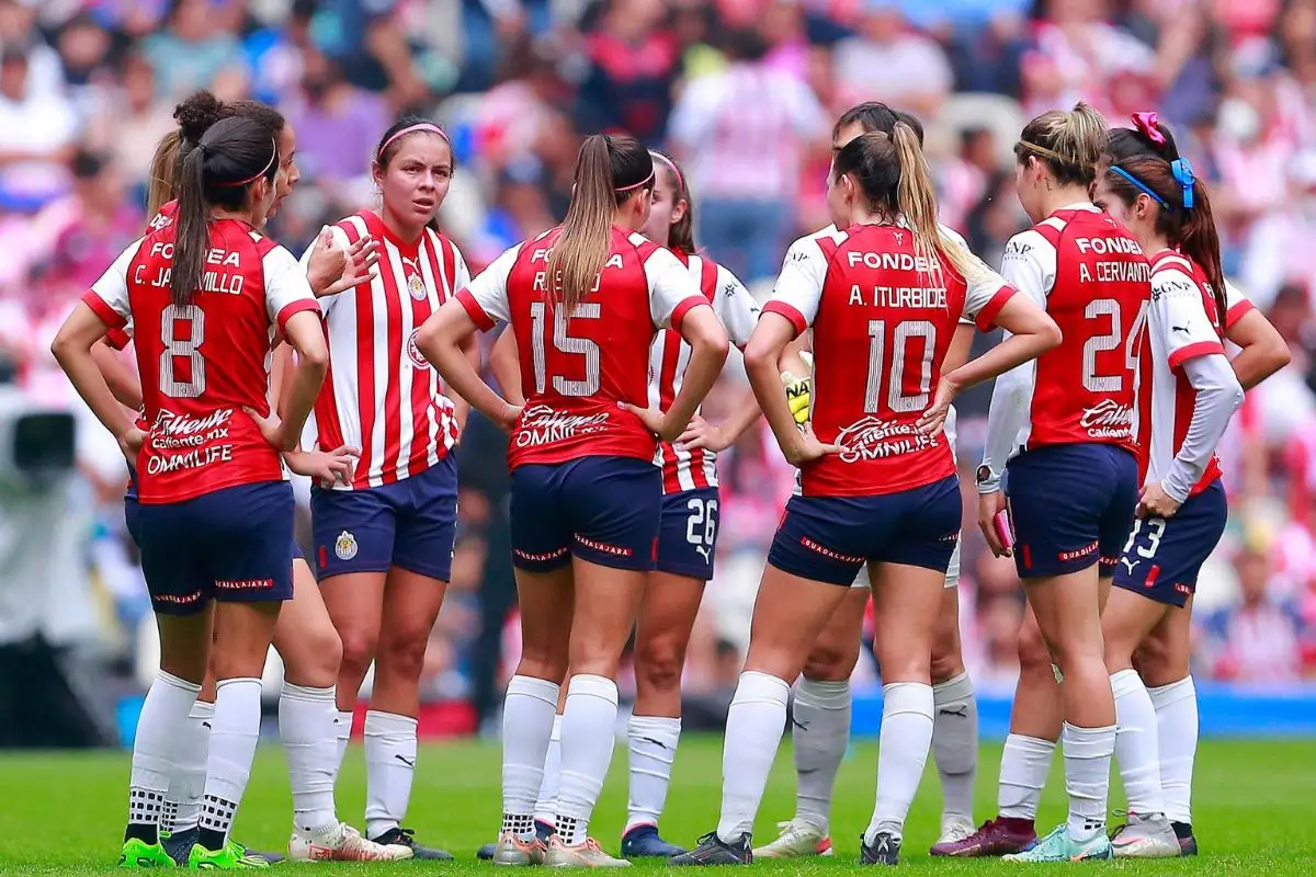 Jugadoras de Chivas femenil piden cancelar a Chicharito por sus declaraciones machistas 1 ¿Por qué jugadoras de Chivas piden cancelar a Chicharito?