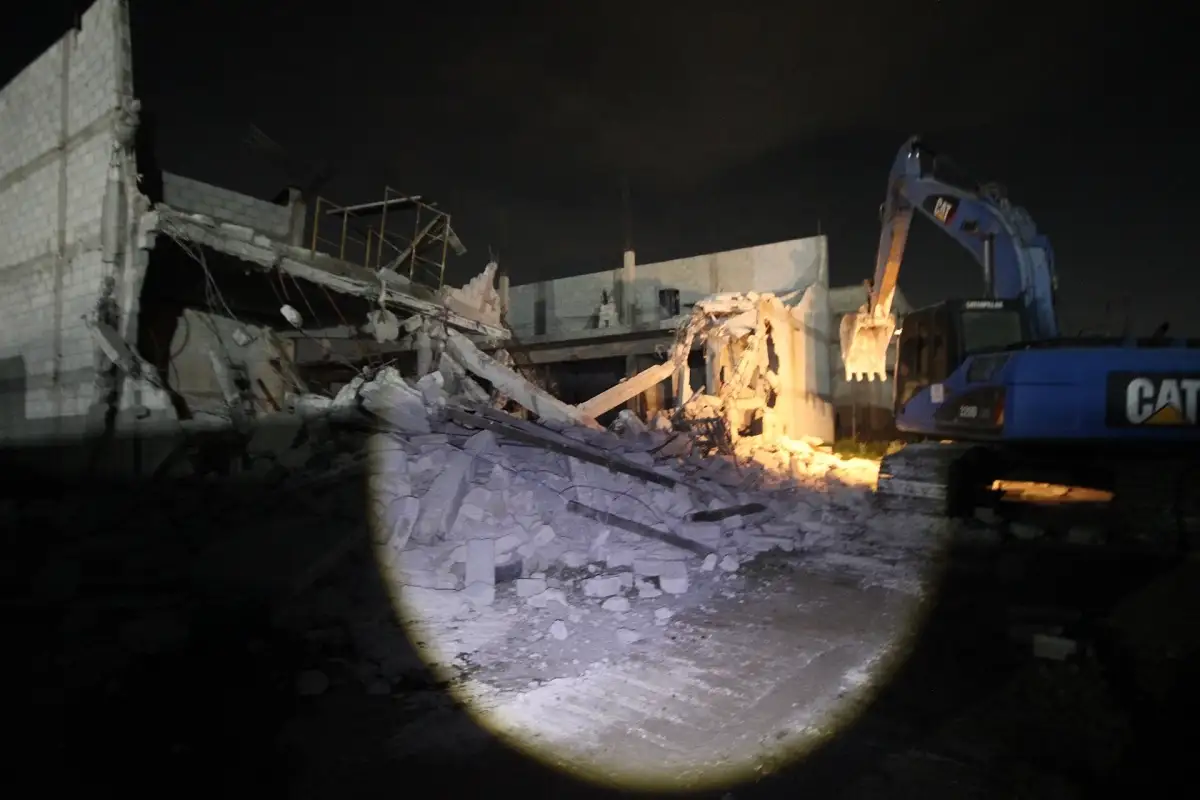 Demuelen construcciones irregulares en La Covadonga