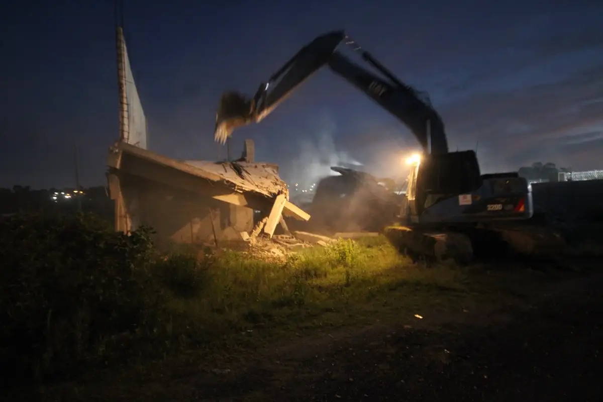 Demuelen construcciones irregulares en La Covadonga