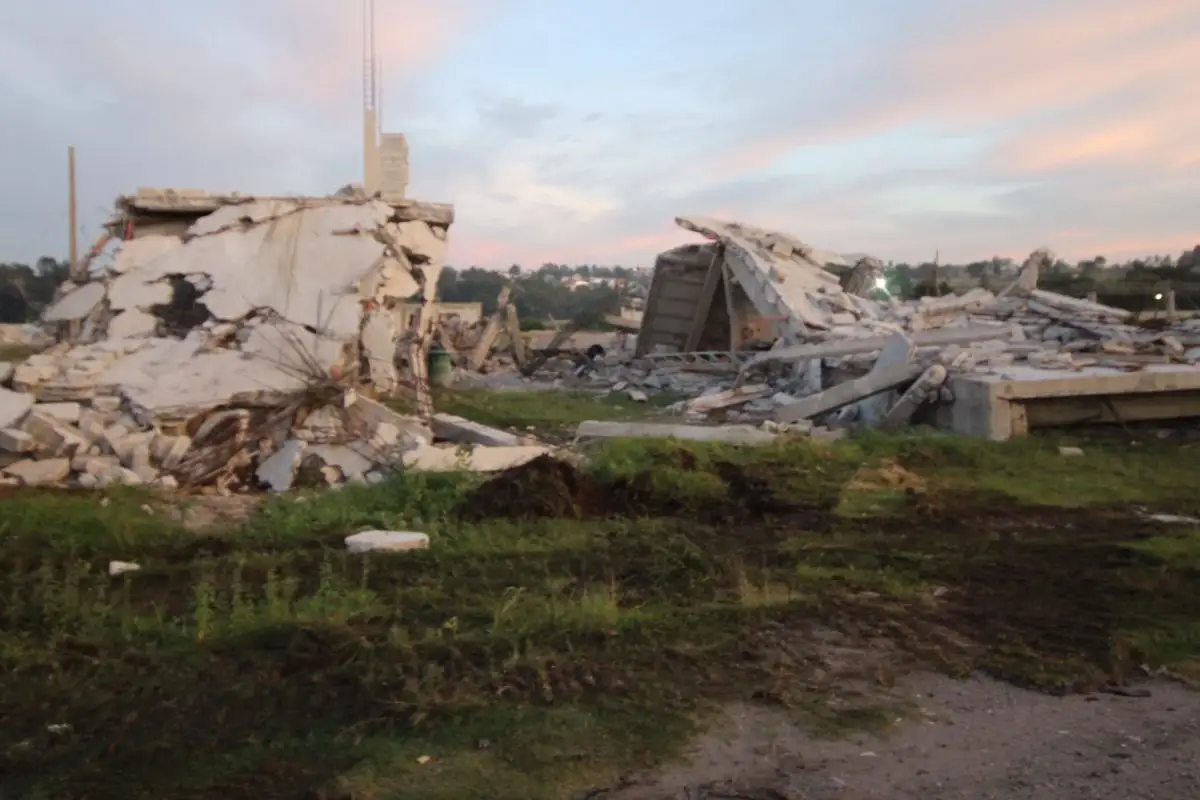 En operativo, demuelen construcciones irregulares y recuperan 8 hectáreas en La Covadonga 1 Demuelen construcciones irregulares en La Covadonga