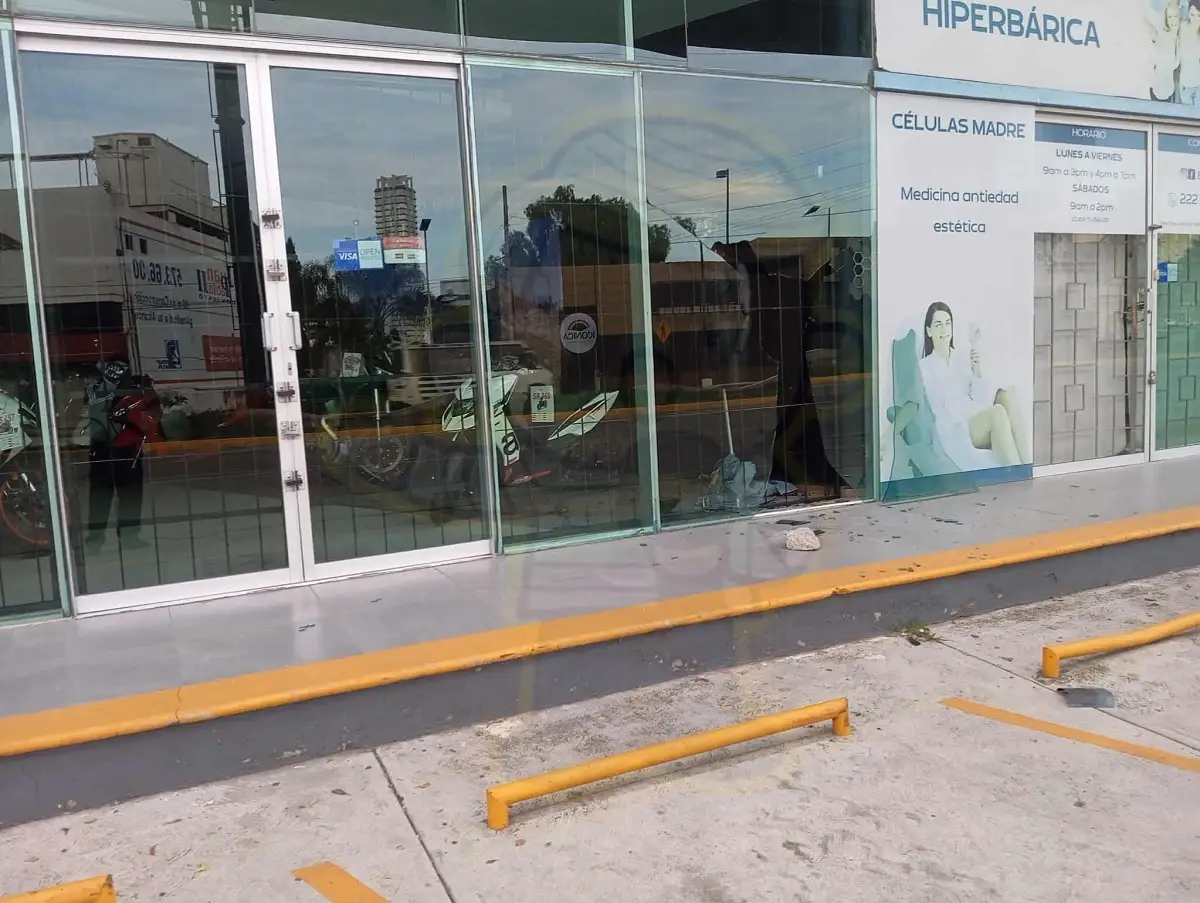 Dan cristalazo a una tienda de motos en el circuito Juan Pablo II 2 Dan cristalazo a una tienda de motocicletas en Puebla