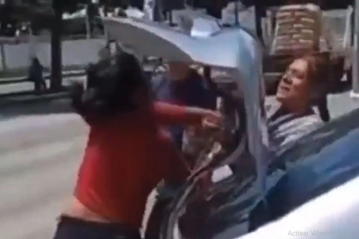 (VIDEO) ¡El colmo! Empleadas de funeraria se pelean por el traslado de un cuerpo en Puebla 1 Empleadas de funerarias se pelean frente al Semefo