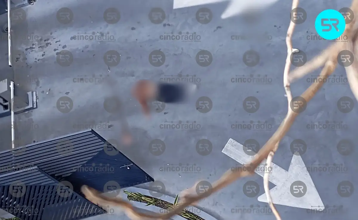 Hombre se suicida y cae en estacionamiento de Torre Platea