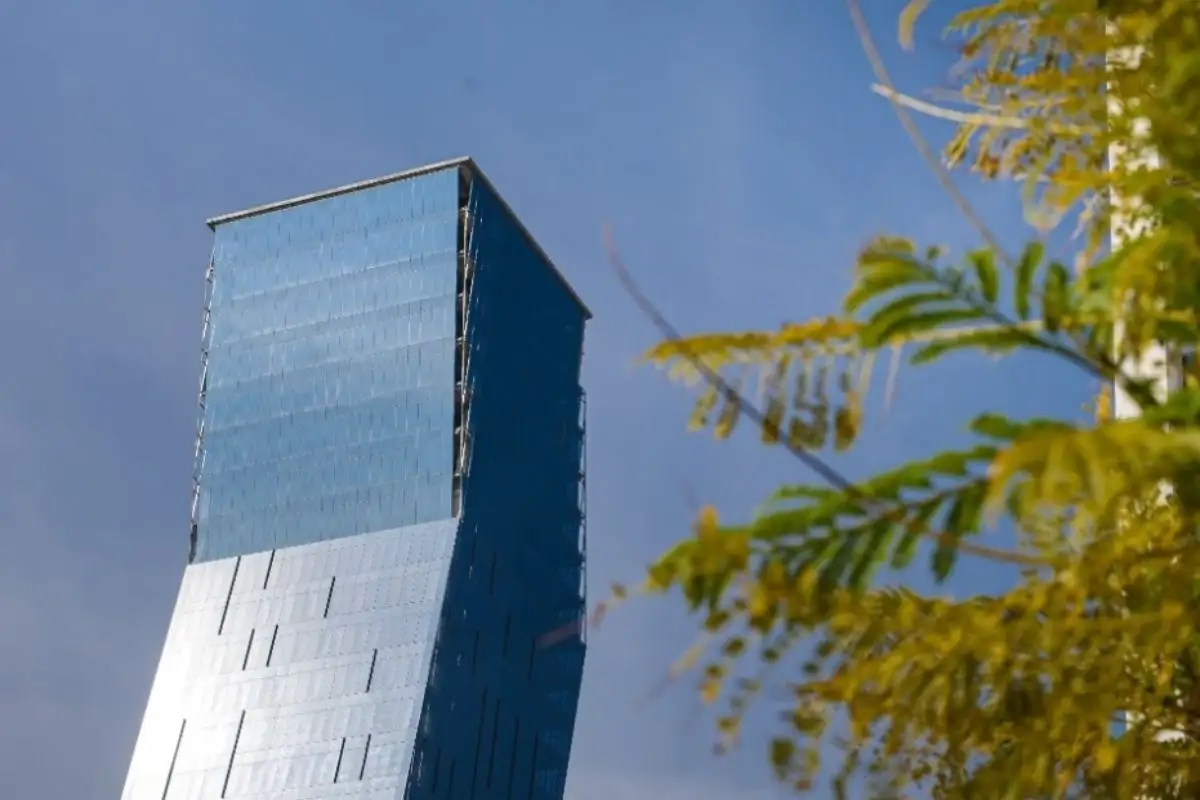 Hombre se suicida al tirarse desde edificio y caer en el estacionamiento de Torre Platea 1 Hombre se suicida y cae en estacionamiento de Torre Platea