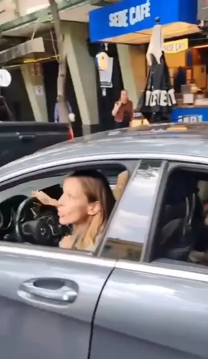 Identifican a Lady Racista, mujer que ofendió a policía por no pagar el parquímetro