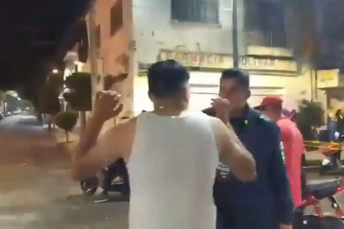 A puño limpio: Así se agarran a golpes policía de la CDMX y motociclista borracho 2 Policía de CDMX y un motociclista se agarran a golpes