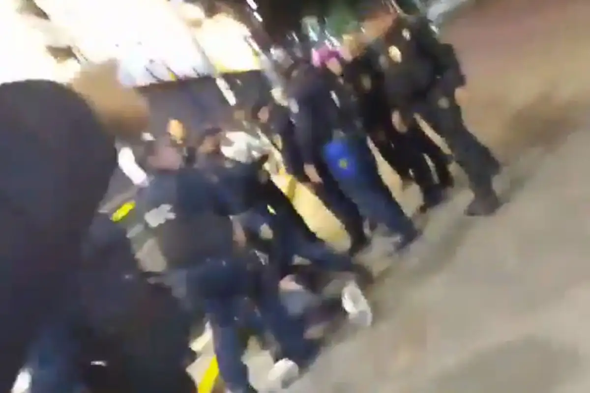 A puño limpio: Así se agarran a golpes policía de la CDMX y motociclista borracho 3 Policía de CDMX y un motociclista se agarran a golpes