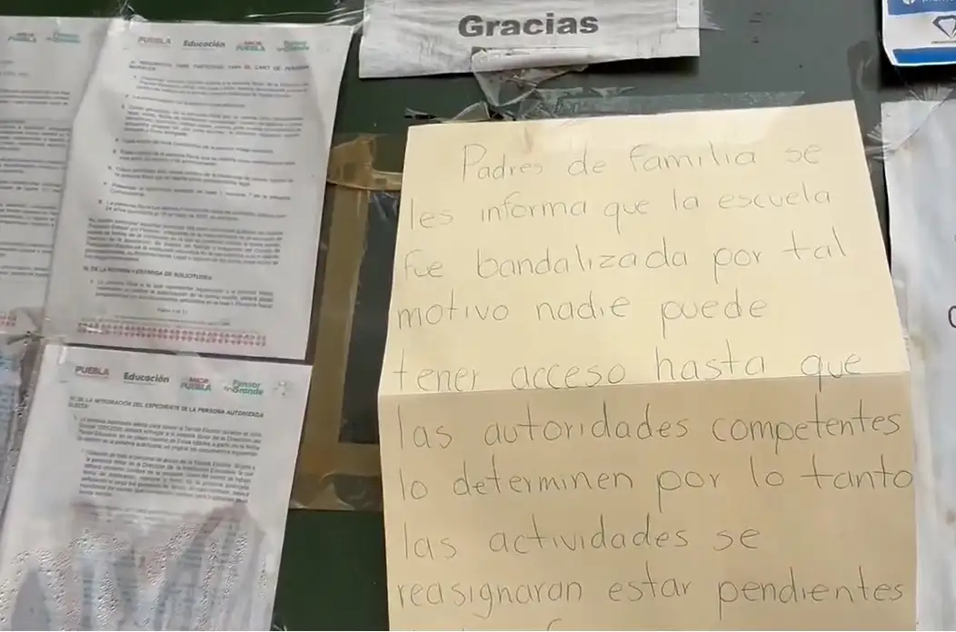 Graduación de primaria Vicente Guerrero se hace en la calle