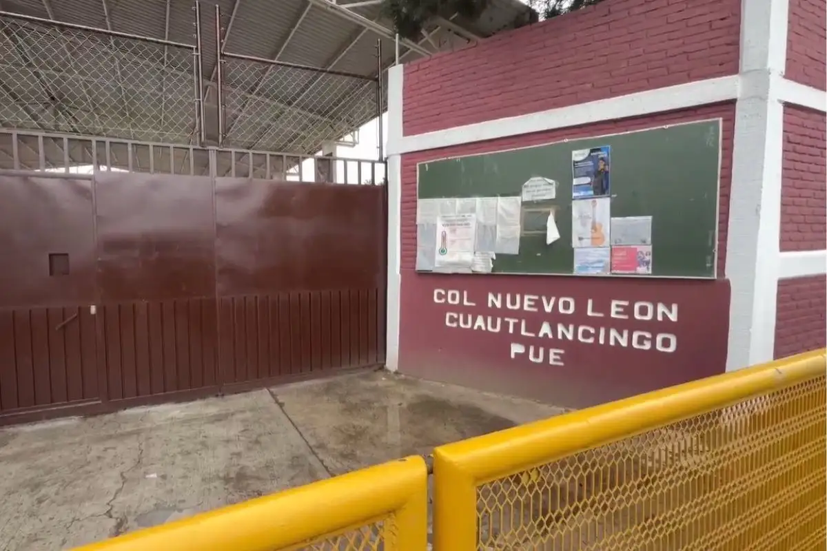 Por robo a escuela en Cuautlancingo, alumnos casi se quedan sin graduación y la hacen en la calle 1 Graduación de primaria Vicente Guerrero se hace en la calle