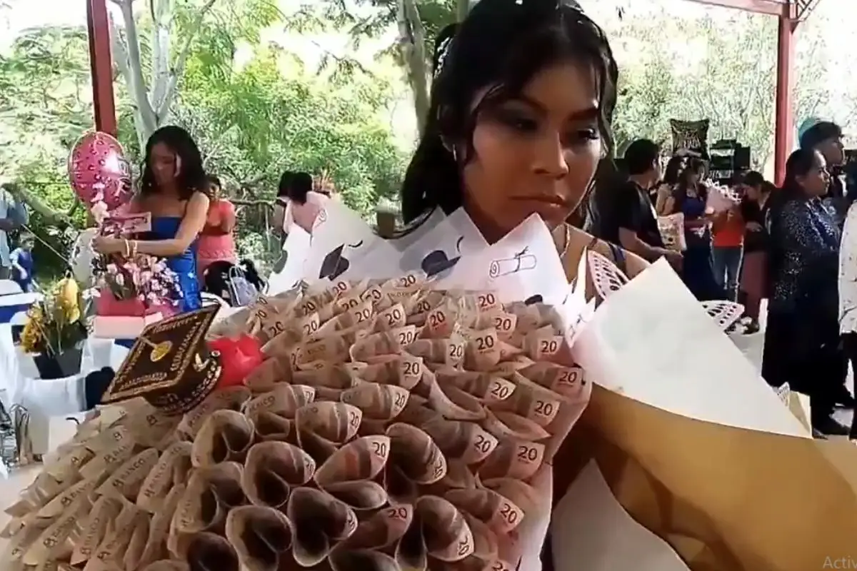 Su papá le manda ramo hecho con billetes para su graduación de prepa en Tepexco