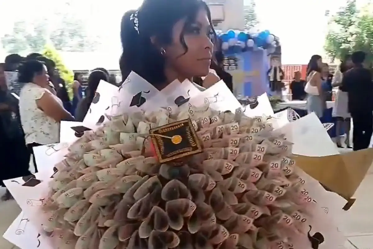 (VIDEO) Su papá le manda ramo hecho con billetes para su graduación de prepa en Tepexco 1 Su papá le manda ramo hecho con billetes para su graduación de prepa en Tepexco