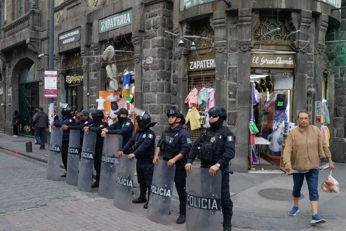 Reducen ambulantes, pero comercios formales ahora invaden banquetas en Puebla 2 Reducen ambulantes en Puebla, pero banquetas siguen tomadas